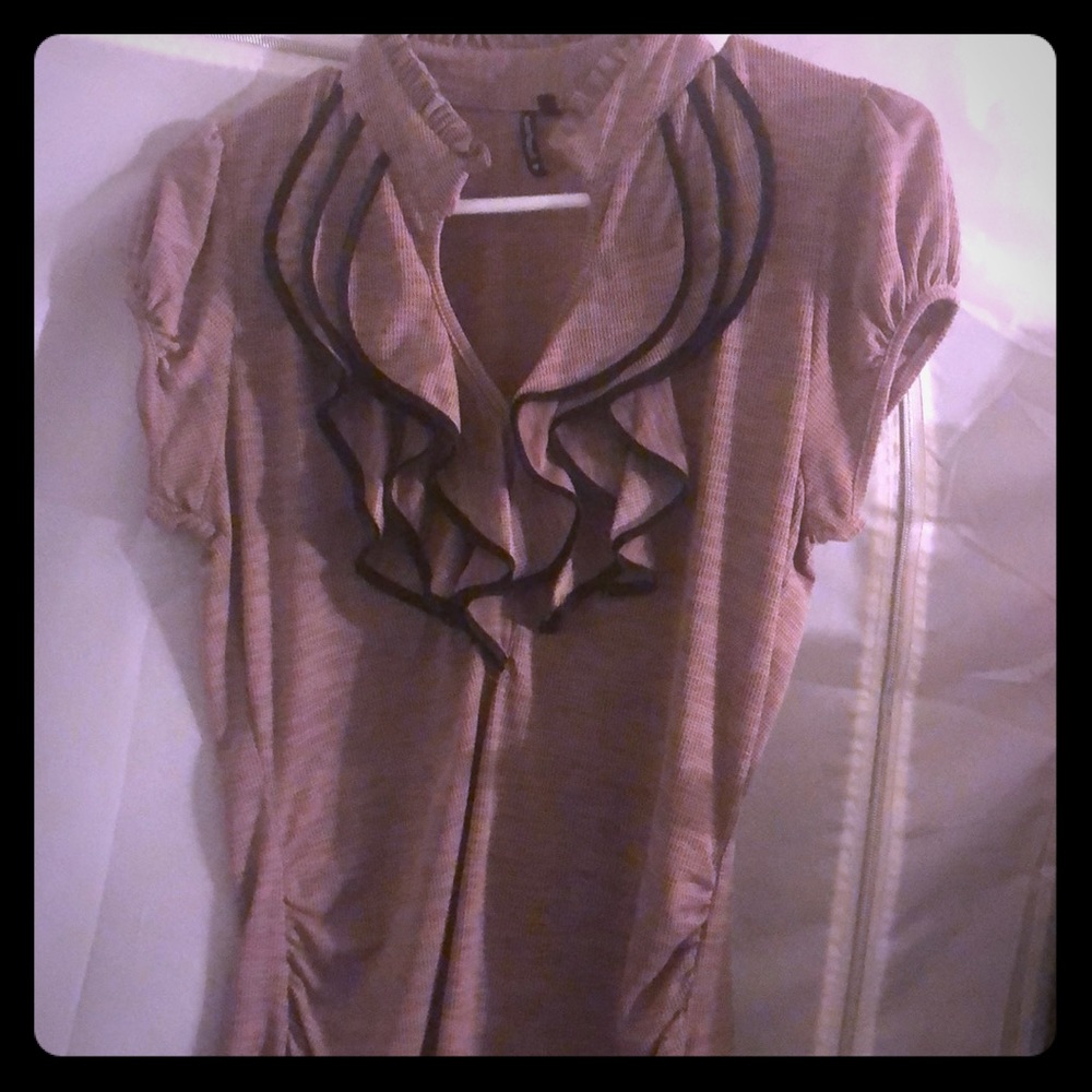Ruffled top that buttons in front